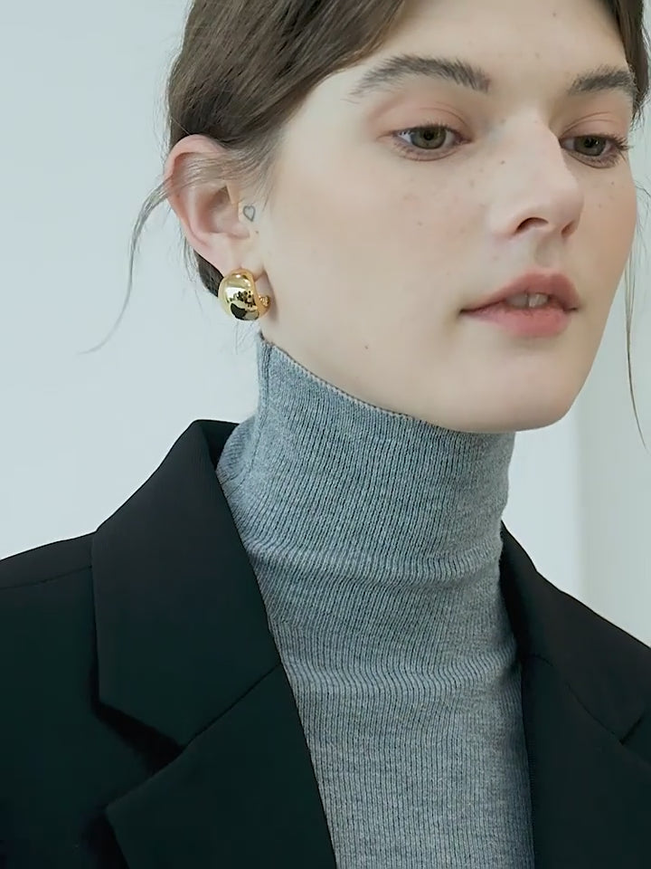 sculpted-hoop-earrings-lifestyle-shot